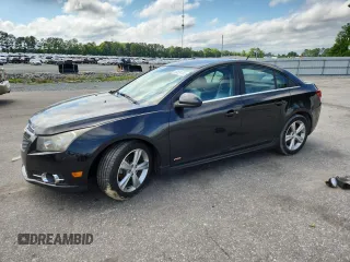 2014 Chevrolet Cruze 2LT z VIN 1G1PE5SB5E7120878, wystawiony jako Copart lot #58624755 z przebiegiem 121 644 mil mil oraz Szkoda całkowita • Salvage title. Historia ofert i sprzedaży dostępna na DreamBid. Obrazek 1.