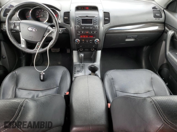 2011 Kia Sorento EX z VIN 5XYKU4A25BG002005, wystawiony jako Copart lot #56504425 z przebiegiem 192 744 mil mil oraz Szkoda całkowita • Salvage title. Historia ofert i sprzedaży dostępna na DreamBid. Obrazek 8.