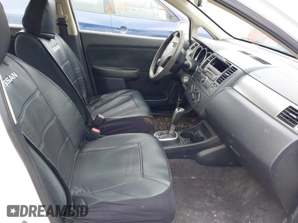 2011 Nissan Versa S z VIN 3N1BC1CP5BL433319, wystawiony jako IAAI lot #42351116 z przebiegiem 128 032 mil mil oraz . Historia ofert i sprzedaży dostępna na DreamBid. Obrazek 5.