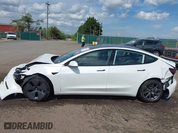 2022 Tesla Model 3 Long Range z VIN 5YJ3E1EB4NF183832, wystawiony jako IAAI lot #42085815 z przebiegiem 35 880 mil mil oraz . Historia ofert i sprzedaży dostępna na DreamBid. Obrazek 14.