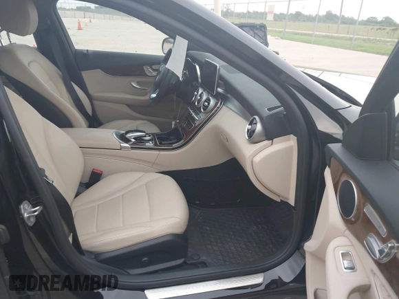 2018 Mercedes-Benz C 300 z VIN WDDWF4JB6JR332530, wystawiony jako IAAI lot #42436315 z przebiegiem 61 234 mil mil oraz . Historia ofert i sprzedaży dostępna na DreamBid. Obrazek 5.