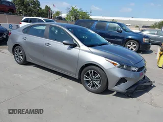 2024 Kia Forte LXS z VIN 3KPF24AD5RE759745, wystawiony jako IAAI lot #42101425 z przebiegiem 13 165 mil mil oraz . Historia ofert i sprzedaży dostępna na DreamBid. Obrazek 1.