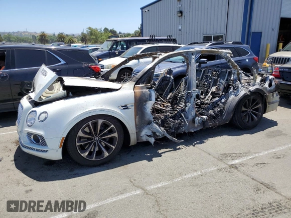 2017 Bentley Bentayga W12 z VIN SJAAC2ZV6HC015975, wystawiony jako Copart lot #58138354 z przebiegiem Nie podano mil oraz Nie do naprawy • Non repairable. Historia ofert i sprzedaży dostępna na DreamBid. Obrazek 1.