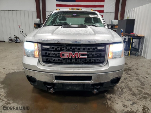 2014 GMC Sierra 3500HD Work Truck with VIN 1GT322CG0EF102611, listed as a Copart auction lot 46826695 with 141,494 mi miles and Salvage Title. Bid and sale history available at carsss.com. Image 5.