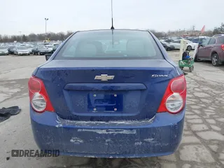 2012 Chevrolet Sonic LS z VIN 1G1JA5SH6C4199806, wystawiony jako IAAI lot #41454660 z przebiegiem 124 691 mil mil oraz . Historia ofert i sprzedaży dostępna na DreamBid. Obrazek 16.