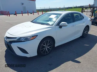 2018 Toyota Camry LE z VIN JTNB11HK2J3048094, wystawiony jako IAAI lot #42331953 z przebiegiem 239 000 mil mil oraz . Historia ofert i sprzedaży dostępna na DreamBid. Obrazek 2.