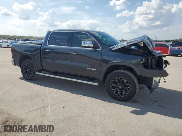 2020 Ram 1500 Laramie z VIN 1C6SRFJT2LN217803, wystawiony jako Copart lot #61390795 z przebiegiem 82 172 mil mil oraz Szkoda całkowita • Salvage title. Historia ofert i sprzedaży dostępna na DreamBid. Obrazek 4.