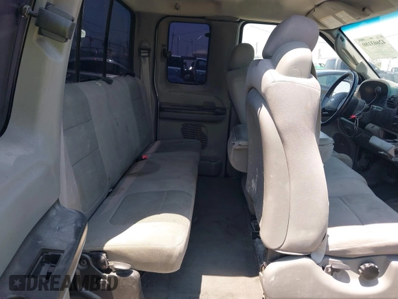 2005 Ford F-250 XL z VIN 1FTSX20555EC81170, wystawiony jako IAAI lot #42603180 z przebiegiem 111 720 mil mil oraz . Historia ofert i sprzedaży dostępna na DreamBid. Obrazek 8.