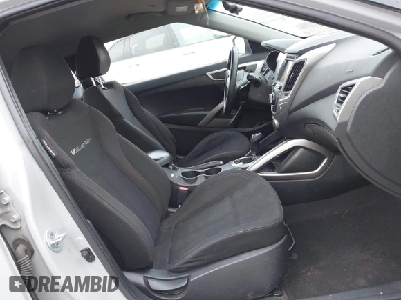 2013 Hyundai Veloster w/Gray Int z VIN KMHTC6AD3DU140949, wystawiony jako IAAI lot #41883011 z przebiegiem 108 247 mil mil oraz . Historia ofert i sprzedaży dostępna na DreamBid. Obrazek 5.
