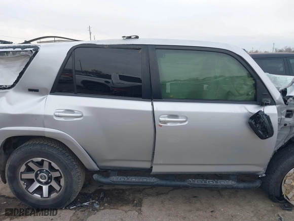 2020 Toyota 4Runner SR5 with VIN JTEBU5JR6L5803471, listed as a IAAI auction lot 41311490 with 1 mi miles. Bid and sale history available at carsss.com. Image 12.