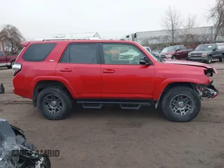 2018 Toyota 4Runner SR5 z VIN JTEBU5JR3J5543673, wystawiony jako IAAI lot #41174753 z przebiegiem 65 465 mil mil oraz . Historia ofert i sprzedaży dostępna na DreamBid. Obrazek 13.