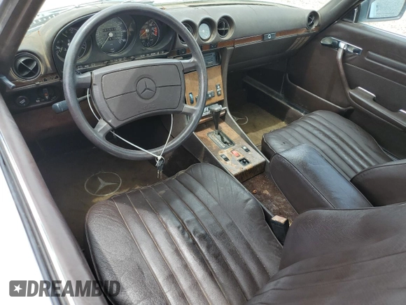 1987 Mercedes-Benz 560 SL z VIN WDBBA48D0HA061731, wystawiony jako Copart lot #56622425 z przebiegiem 121 214 mil mil oraz Czysty tytuł • Clean title. Historia ofert i sprzedaży dostępna na DreamBid. Obrazek 8.