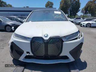 2025 BMW iX xDrive50 z VIN WB523CF07SCT17117, wystawiony jako IAAI lot #42042262 z przebiegiem 7485 mil mil oraz . Historia ofert i sprzedaży dostępna na DreamBid. Obrazek 12.