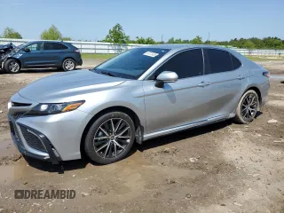 2023 Toyota Camry SE z VIN 4T1G11AK2PU798582, wystawiony jako Copart lot #56272435 z przebiegiem 35 161 mil mil oraz Szkoda całkowita • Salvage title. Historia ofert i sprzedaży dostępna na DreamBid. Obrazek 1.