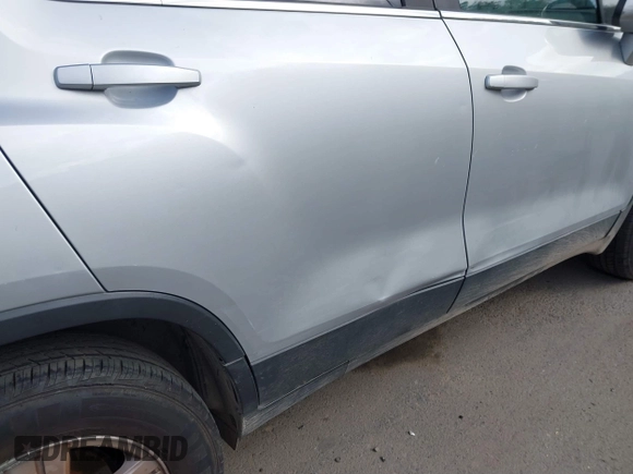2017 Chevrolet Trax LT z VIN 3GNCJPSB8HL233373, wystawiony jako IAAI lot #40833250 z przebiegiem 117 569 mil mil oraz . Historia ofert i sprzedaży dostępna na DreamBid. Obrazek 18.