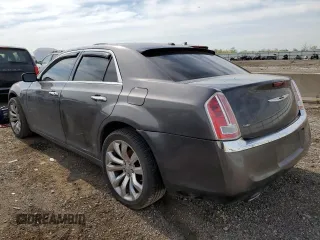 2013 Chrysler 300 C z VIN 2C3CCAKT2DH665649, wystawiony jako Copart lot #55963305 z przebiegiem 188 138 mil mil oraz Szkody całkowita. Historia ofert i sprzedaży dostępna na DreamBid. Obrazek 2.