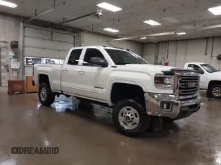 2018 GMC Sierra 2500HD SLE z VIN 1GT22SEG0JZ334319, wystawiony jako IAAI lot #42126870 z przebiegiem 78 935 mil mil oraz . Historia ofert i sprzedaży dostępna na DreamBid. Obrazek 1.