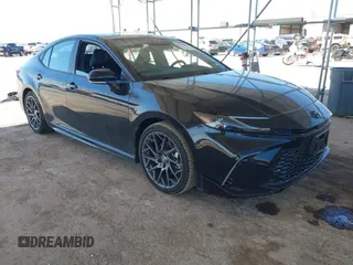 2025 Toyota Camry LE z VIN 4T1DAACK7SU563037, wystawiony jako IAAI lot #42084423 z przebiegiem 5 264 mil mil oraz . Historia ofert i sprzedaży dostępna na DreamBid. Obrazek 1.