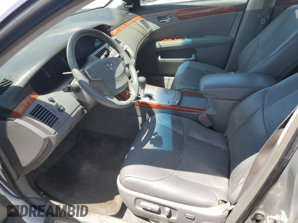 2007 Toyota Avalon XL z VIN 4T1BK36B77U194327, wystawiony jako Copart lot #57345135 z przebiegiem 189 484 mil mil oraz Szkoda całkowita • Salvage title. Historia ofert i sprzedaży dostępna na DreamBid. Obrazek 7.