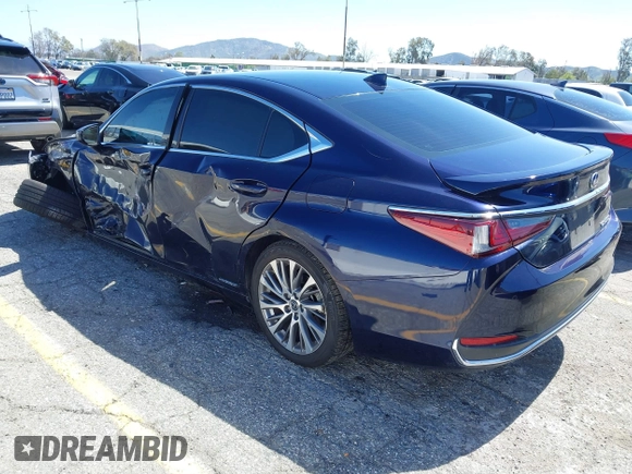 2021 Lexus ES with VIN 58ADA1C16MU008101, listed as a IAAI auction lot 41821059 with 31,823 mi miles. Bid and sale history available at carsss.com. Image 3.