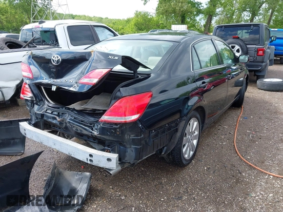 2007 Toyota Avalon XL z VIN 4T1BK36B87U184714, wystawiony jako IAAI lot #42243997 z przebiegiem 165 691 mil mil oraz . Historia ofert i sprzedaży dostępna na DreamBid. Obrazek 4.