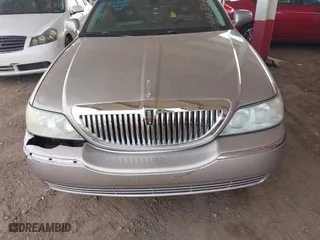2003 Lincoln Town Car Signature with VIN 1LNHM82W63Y614544, listed as a IAAI auction lot 41917423 with 194,871 mi miles. Bid and sale history available at carsss.com. Image 6.