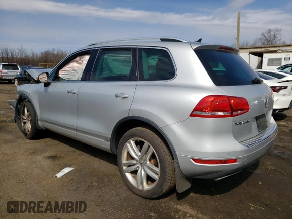 2013 Volkswagen Touareg Exec z VIN WVGEF9BP6DD011274, wystawiony jako Copart lot #50680105 z przebiegiem 96 336 mil mil oraz Szkody całkowita. Historia ofert i sprzedaży dostępna na DreamBid. Obrazek 2.