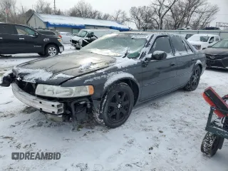 2002 Cadillac Seville Touring STS z VIN 1G6KY549X2U177791, wystawiony jako Copart lot #89313345 z przebiegiem 171 707 mil mil oraz Szkody całkowita. Historia ofert i sprzedaży dostępna na DreamBid. Obrazek 1.