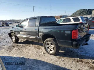 2008 Dodge Dakota SXT z VIN 1D7HW38K28S580141, wystawiony jako Copart lot #42158265 z przebiegiem 239 953 mil mil oraz Szkoda całkowita • Salvage title. Historia ofert i sprzedaży dostępna na DreamBid. Obrazek 2.