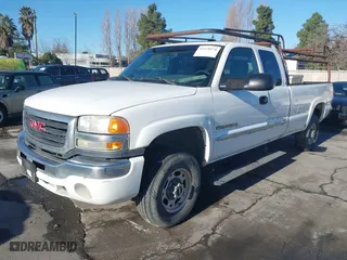 2005 GMC Sierra 2500HD Classic SLE1 with VIN 1GTHC29U65E337195, listed as a IAAI auction lot 41478978 with 323,961 mi miles. Bid and sale history available at carsss.com. Image 2.