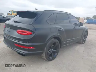 2021 Bentley Bentayga V8 z VIN SJAAM2ZV5MC038171, wystawiony jako IAAI lot #42057762 z przebiegiem 25 973 mil mil oraz . Historia ofert i sprzedaży dostępna na DreamBid. Obrazek 4.