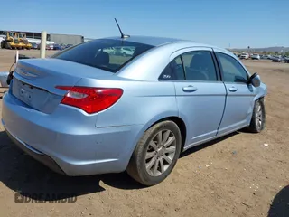 2013 Chrysler 200 Touring z VIN 1C3CCBBB3DN515666, wystawiony jako IAAI lot #41862136 z przebiegiem 142 485 mil mil oraz . Historia ofert i sprzedaży dostępna na DreamBid. Obrazek 4.