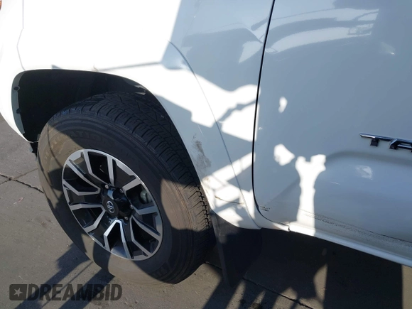 2023 Toyota Tacoma SR5 z VIN 3TMAZ5CNXPM208862, wystawiony jako IAAI lot #42206860 z przebiegiem 11 354 mil mil oraz . Historia ofert i sprzedaży dostępna na DreamBid. Obrazek 12.