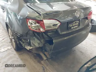 2014 Volkswagen Jetta SEL z VIN 3VWL17AJ8EM388218, wystawiony jako IAAI lot #41862353 z przebiegiem 140 514 mil mil oraz . Historia ofert i sprzedaży dostępna na DreamBid. Obrazek 14.