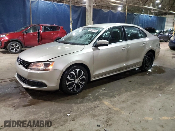 2013 Volkswagen Jetta SE z VIN 3VWDX7AJ7DM235072, wystawiony jako Copart lot #87107304 z przebiegiem 142 286 mil mil oraz Czysty tytuł • Clean title. Historia ofert i sprzedaży dostępna na DreamBid. Obrazek 1.