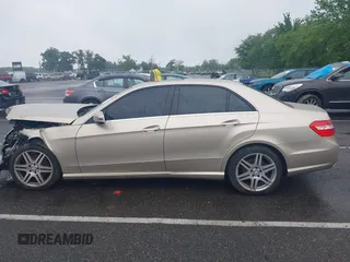 2010 Mercedes-Benz E 350 Luxury z VIN WDDHF8HBXAA082309, wystawiony jako IAAI lot #42333173 z przebiegiem 82 373 mil mil oraz . Historia ofert i sprzedaży dostępna na DreamBid. Obrazek 14.