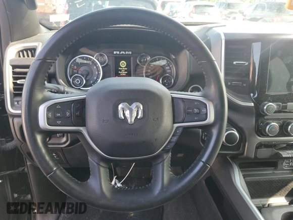 2022 Ram 1500 Big Horn z VIN 1C6RRFFG3NN179043, wystawiony jako IAAI lot #42566379 z przebiegiem 90 922 mil mil oraz . Historia ofert i sprzedaży dostępna na DreamBid. Obrazek 28.