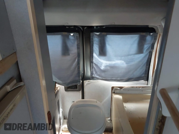 1996 Ford Econoline Cargo z VIN 1FDHS24H9THA55752, wystawiony jako IAAI lot #42052800 z przebiegiem 117 680 mil mil oraz . Historia ofert i sprzedaży dostępna na DreamBid. Obrazek 19.