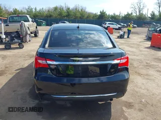 2013 Chrysler 200 Touring z VIN 1C3CCBBB4DN553052, wystawiony jako IAAI lot #42092777 z przebiegiem 106 762 mil mil oraz . Historia ofert i sprzedaży dostępna na DreamBid. Obrazek 17.