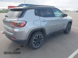 2019 Jeep Compass Trailhawk z VIN 3C4NJDDB6KT722424, wystawiony jako IAAI lot #42270528 z przebiegiem 98 007 mil mil oraz . Historia ofert i sprzedaży dostępna na DreamBid. Obrazek 4.