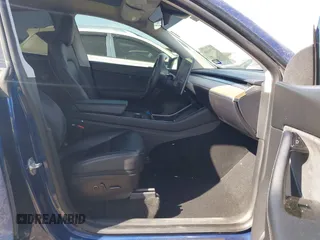 2021 Tesla Model Y Standard Range z VIN 5YJYGDED6MF107711, wystawiony jako IAAI lot #41794384 z przebiegiem 86 934 mil mil oraz . Historia ofert i sprzedaży dostępna na DreamBid. Obrazek 5.