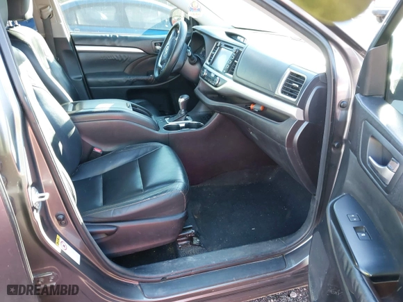 2014 Toyota Highlander XLE with VIN 5TDKKRFH2ES021473, listed as a IAAI auction lot 41809149 with 220,867 mi miles. Bid and sale history available at carsss.com. Image 5.