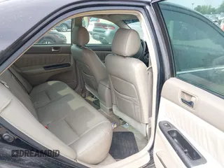 2005 Toyota Camry STD z VIN 4T1BE32K35U016571, wystawiony jako IAAI lot #42496809 z przebiegiem 179 290 mil mil oraz . Historia ofert i sprzedaży dostępna na DreamBid. Obrazek 8.