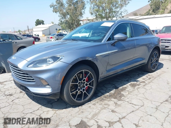 2021 Aston Martin DBX z VIN SCFVUJAW8MTV02568, wystawiony jako IAAI lot #42183964 z przebiegiem 53 608 mil mil oraz . Historia ofert i sprzedaży dostępna na DreamBid. Obrazek 2.