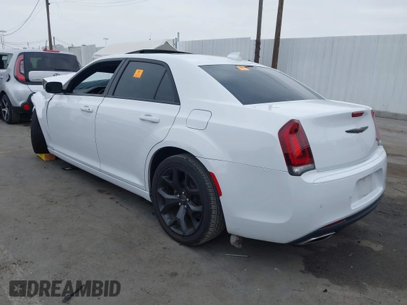 2022 Chrysler 300 S z VIN 2C3CCABG0NH190751, wystawiony jako IAAI lot #41782941 z przebiegiem Nie podano mil oraz . Historia ofert i sprzedaży dostępna na DreamBid. Obrazek 3.