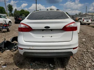 2016 Ford Fiesta SE z VIN 3FADP4BJ9GM105143, wystawiony jako Copart lot #55535655 z przebiegiem 106 599 mil mil oraz Czysty tytuł • Clean title. Historia ofert i sprzedaży dostępna na DreamBid. Obrazek 6.