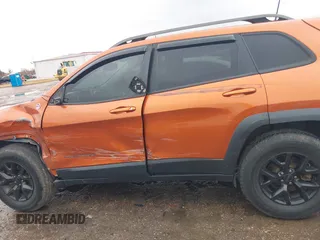2016 Jeep Cherokee Trailhawk z VIN 1C4PJMBS0GW155379, wystawiony jako IAAI lot #41472352 z przebiegiem 116 036 mil mil oraz . Historia ofert i sprzedaży dostępna na DreamBid. Obrazek 14.
