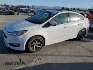 2016 Ford Focus SE z VIN 1FADP3F26GL336032, wystawiony jako Copart lot #55963715 z przebiegiem 107 527 mil mil oraz Czysty tytuł • Clean title. Historia ofert i sprzedaży dostępna na DreamBid. Obrazek 1.