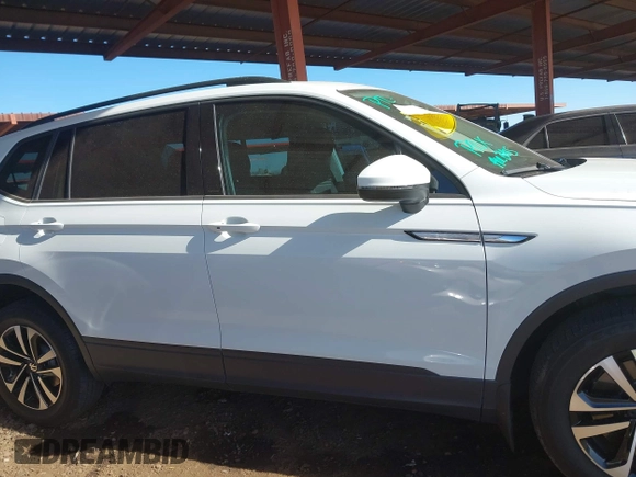 2022 Volkswagen Tiguan S z VIN 3VV1B7AX2NM001840, wystawiony jako IAAI lot #41425588 z przebiegiem 28 720 mil mil oraz . Historia ofert i sprzedaży dostępna na DreamBid. Obrazek 13.