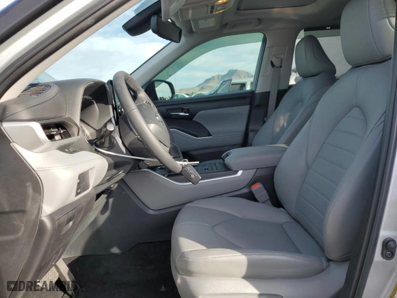 2022 Toyota Highlander XLE with VIN 5TDHZRBH1NS586955, listed as a Copart auction lot 43967865 with 33,214 mi miles and Salvage Title. Bid and sale history available at carsss.com. Image 7.